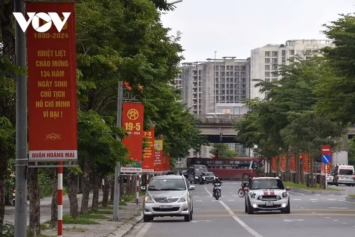 Băng rôn, cờ đỏ rực rỡ trên tuyến đường cửa ngõ phía Nam Thủ đô, trước Trụ sở Quận ủy, UBND quận Hoàng Mai.