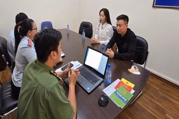 Nam Em chiu phat nhieu tien nhat trong so sao Viet 'va mieng'