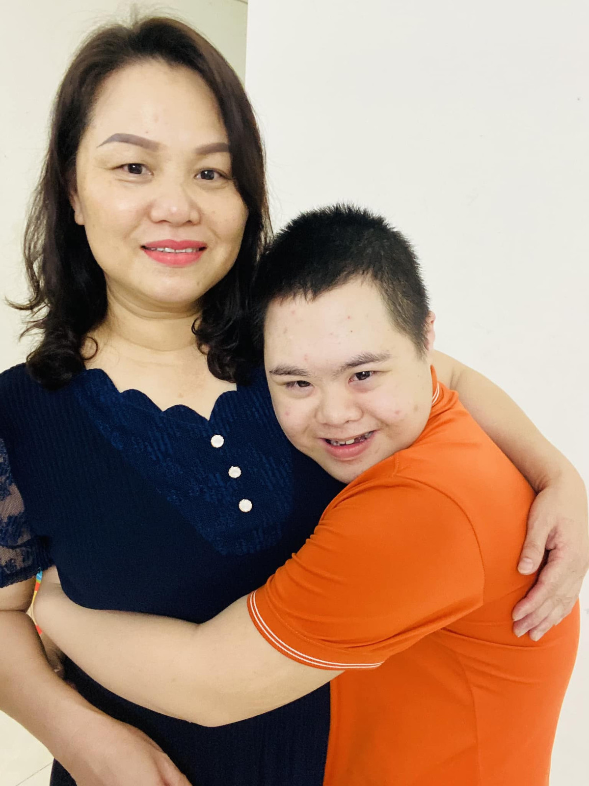 Video cau be mac benh Down 'nung' bo bi dot quy gay xuc dong-Hinh-2