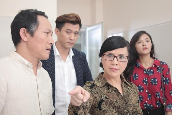 Voi vang ve nha bo me de khi gap nguoi quen sau le cuoi