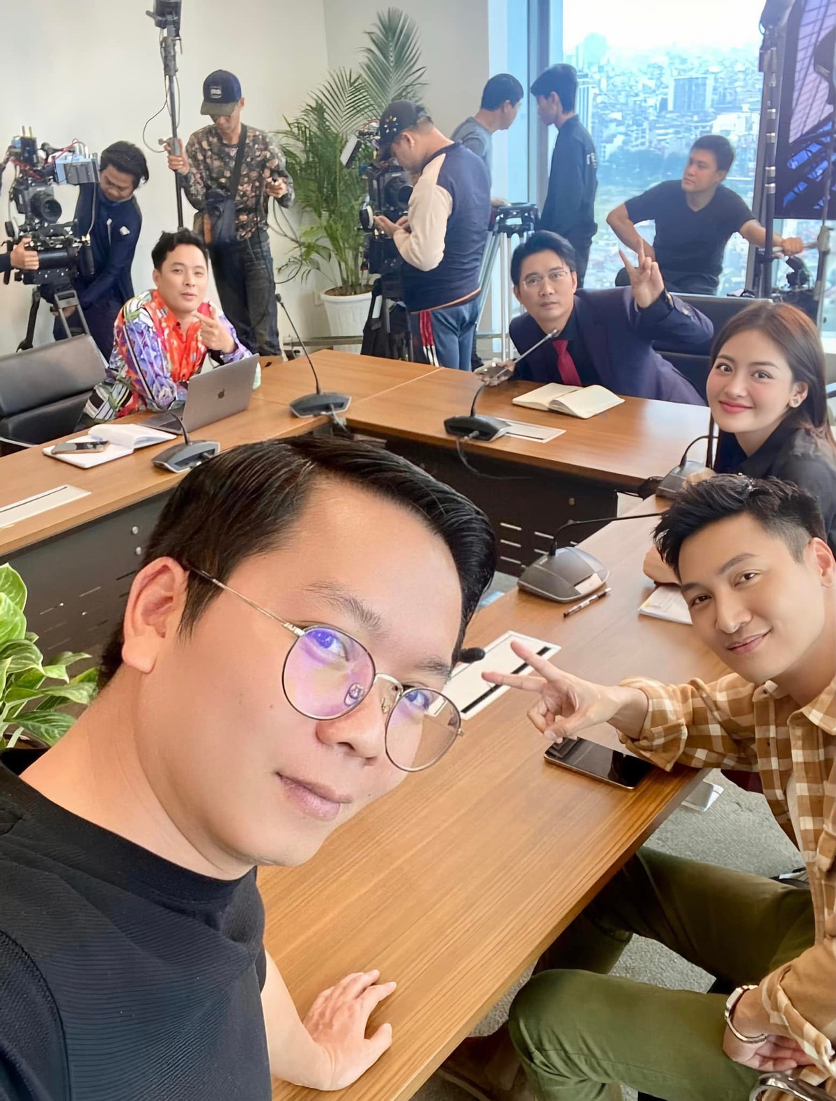 Hau truong hai huoc, doi lap tren phim 'Chung ta cua 8 nam sau'