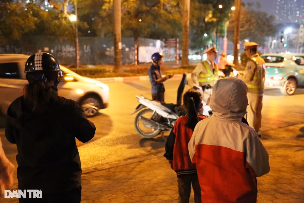 Uong ruou mung nam moi, van lai xe deo vo va 2 con gai-Hinh-5