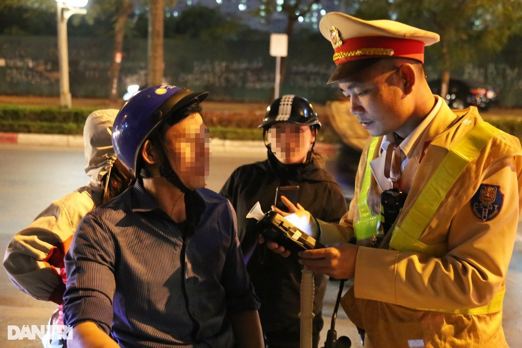 Uống rượu mừng năm mới, vẫn lái xe đèo vợ và 2 con gái - Hình 3 Uong ruou mung nam moi, van lai xe deo vo va 2 con gai-Hinh-3