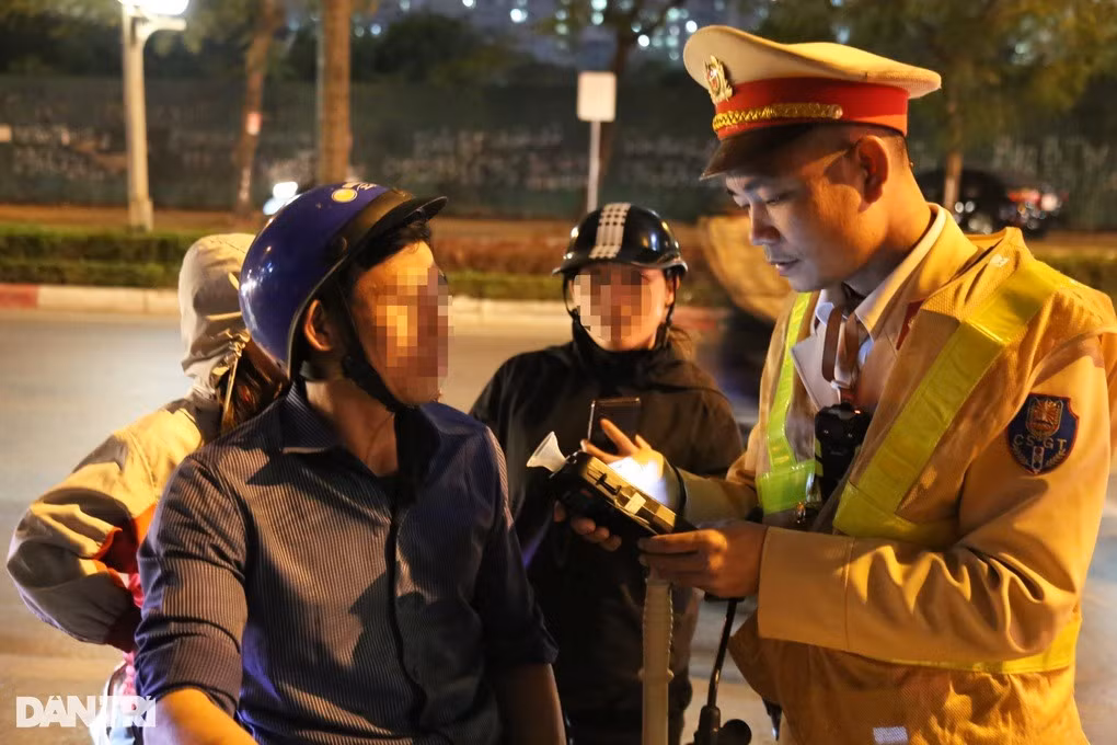 Uong ruou mung nam moi, van lai xe deo vo va 2 con gai-Hinh-3