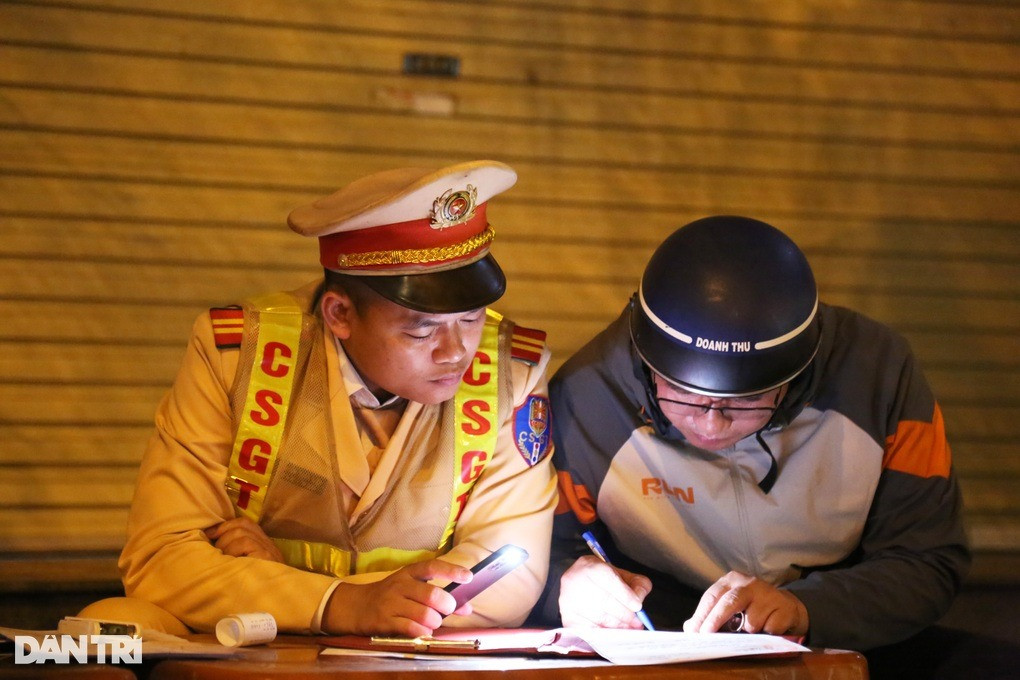 Uống rượu mừng năm mới, vẫn lái xe đèo vợ và 2 con gái - Hình 2 Uong ruou mung nam moi, van lai xe deo vo va 2 con gai-Hinh-2