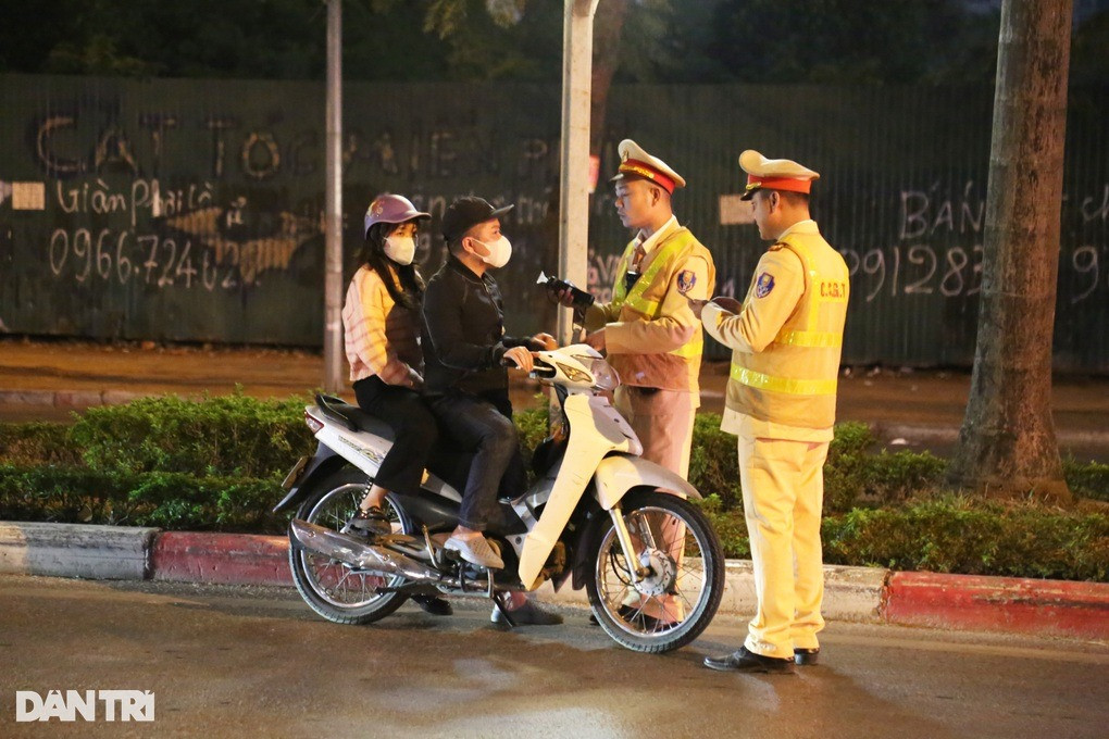 Uống rượu mừng năm mới, vẫn lái xe đèo vợ và 2 con gái - Hình 6 Uong ruou mung nam moi, van lai xe deo vo va 2 con gai-Hinh-6