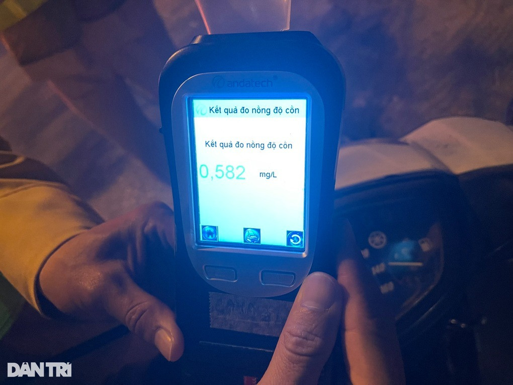 Uống rượu mừng năm mới, vẫn lái xe đèo vợ và 2 con gái - Hình 4 Uong ruou mung nam moi, van lai xe deo vo va 2 con gai-Hinh-4