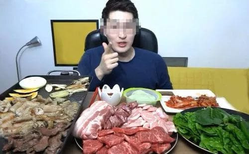 Len dat camera, toi phat hien hanh dong cua anh vo voi con gai