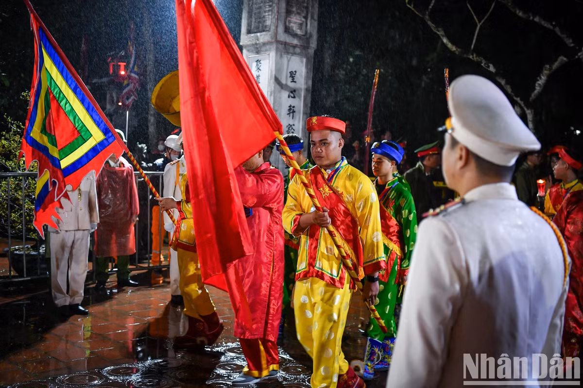 Hàng nghìn du khách đội mưa, trắng đêm dự lễ khai ấn đền Trần - Hình 2 Hang nghin du khach doi mua, trang dem du le khai an den Tran-Hinh-2