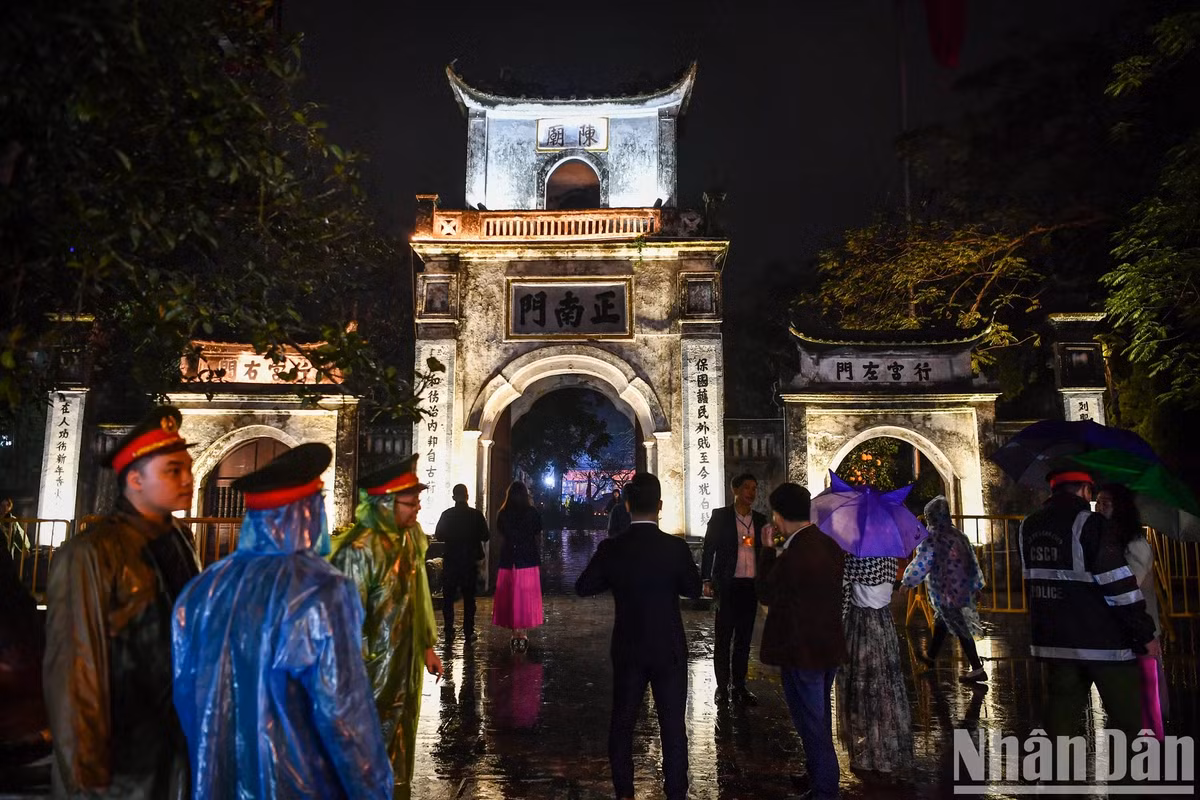 Hàng nghìn du khách đội mưa, trắng đêm dự lễ khai ấn đền Trần - Hình 10 Hang nghin du khach doi mua, trang dem du le khai an den Tran-Hinh-10