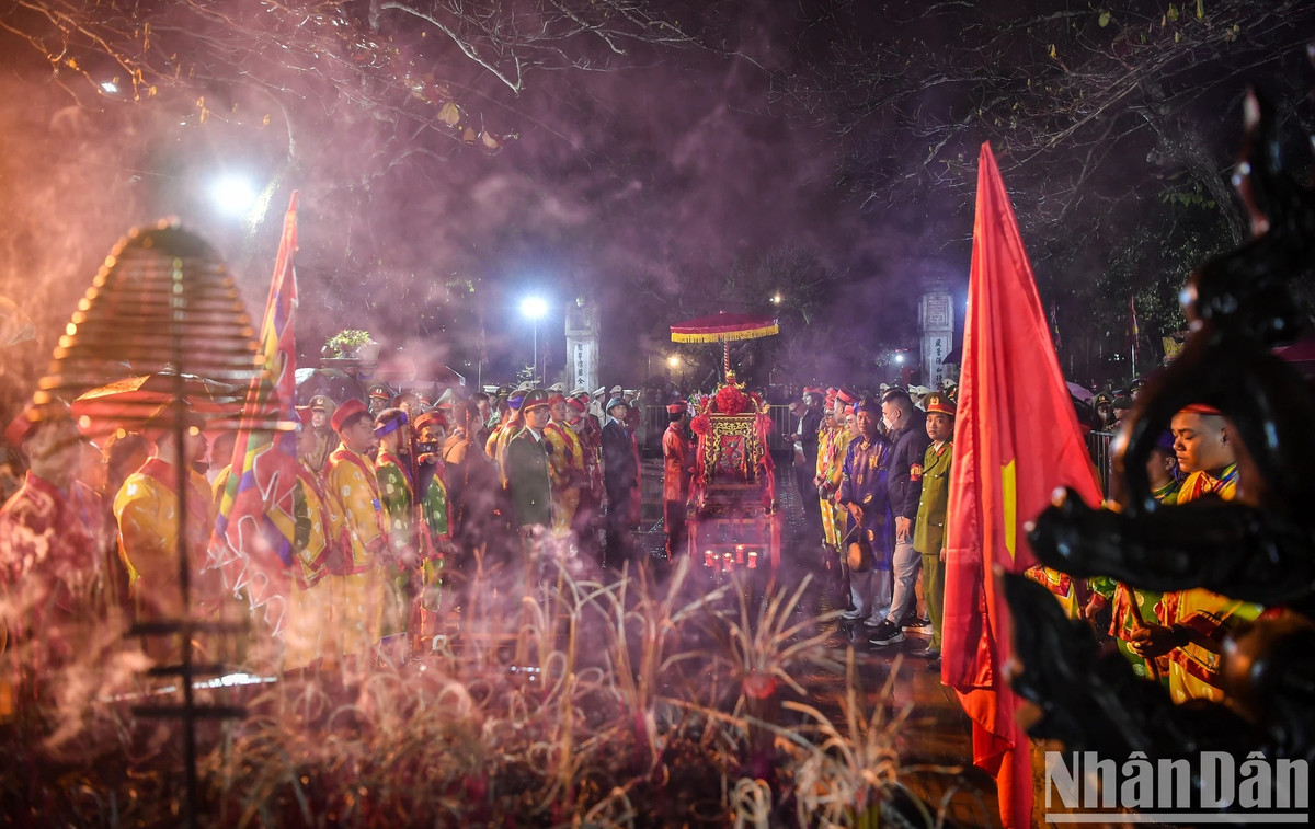 Hàng nghìn du khách đội mưa, trắng đêm dự lễ khai ấn đền Trần - Hình 6 Hang nghin du khach doi mua, trang dem du le khai an den Tran-Hinh-6