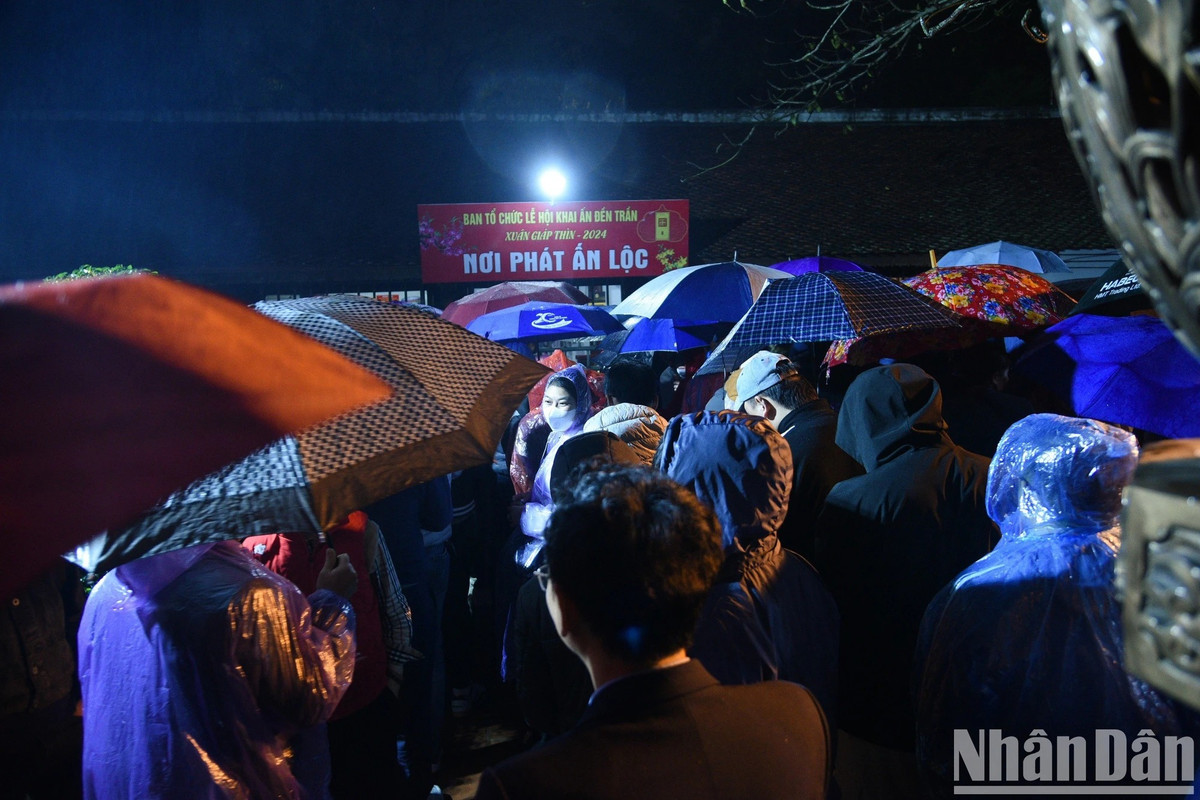 Hàng nghìn du khách đội mưa, trắng đêm dự lễ khai ấn đền Trần - Hình 15 Hang nghin du khach doi mua, trang dem du le khai an den Tran-Hinh-15