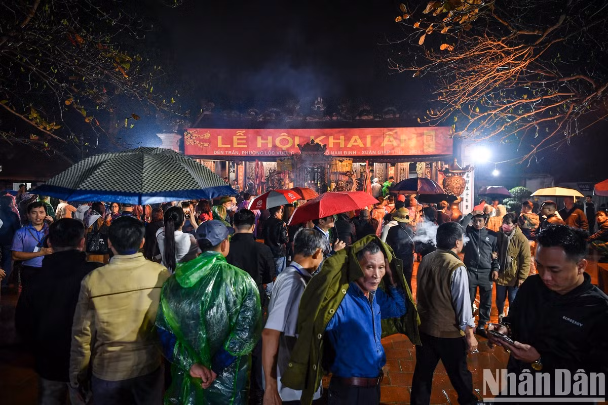 Hàng nghìn du khách đội mưa, trắng đêm dự lễ khai ấn đền Trần - Hình 11 Hang nghin du khach doi mua, trang dem du le khai an den Tran-Hinh-11