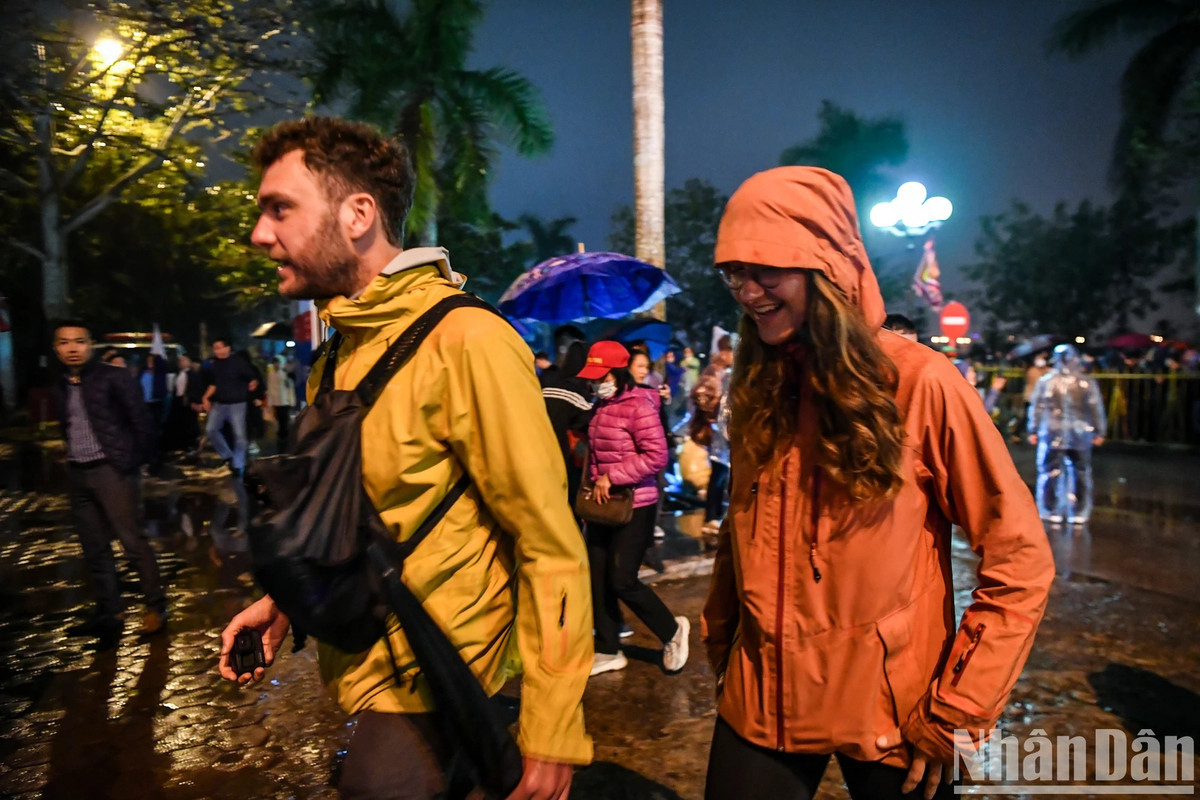 Hàng nghìn du khách đội mưa, trắng đêm dự lễ khai ấn đền Trần - Hình 13 Hang nghin du khach doi mua, trang dem du le khai an den Tran-Hinh-13