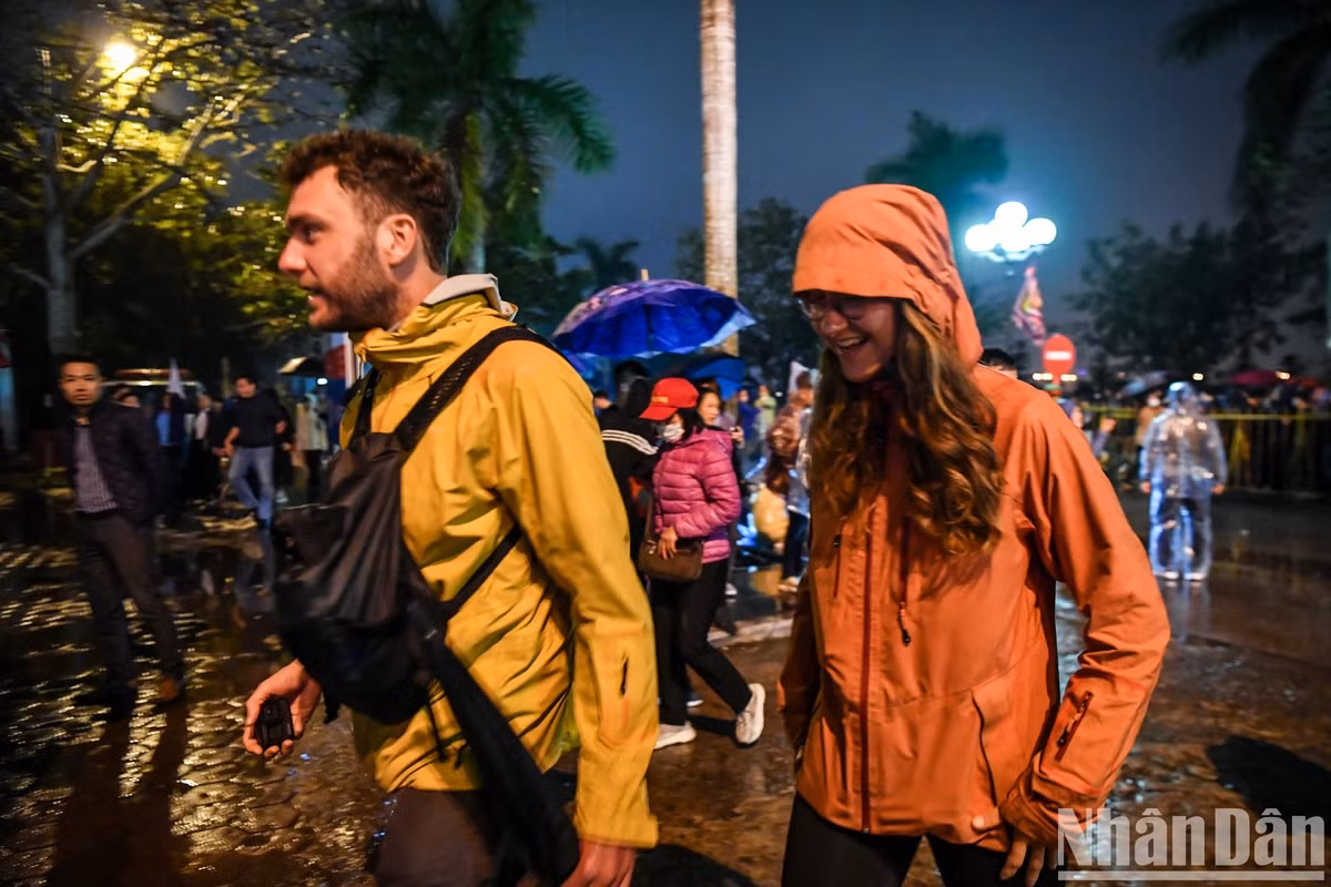 Hàng nghìn du khách đội mưa, trắng đêm dự lễ khai ấn đền Trần - Hình 13 Hang nghin du khach doi mua, trang dem du le khai an den Tran-Hinh-13