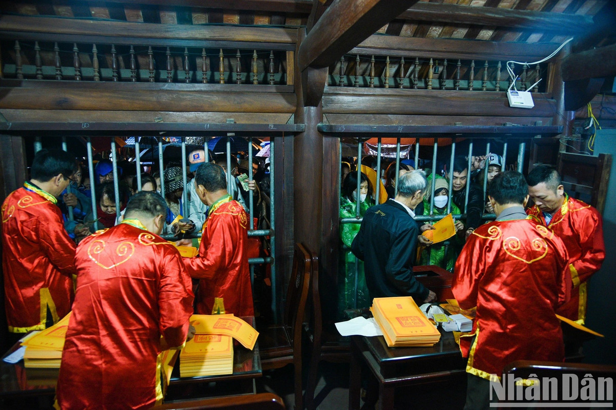 Hàng nghìn du khách đội mưa, trắng đêm dự lễ khai ấn đền Trần - Hình 17 Hang nghin du khach doi mua, trang dem du le khai an den Tran-Hinh-17