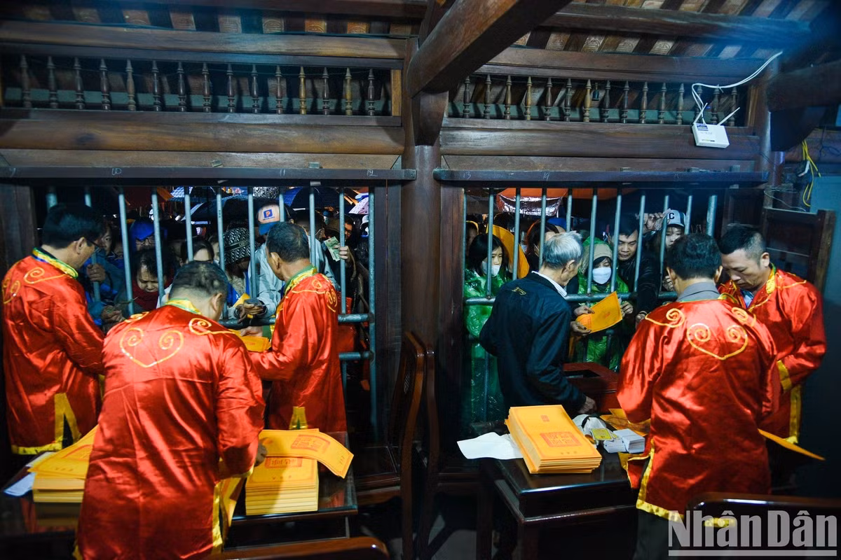 Hàng nghìn du khách đội mưa, trắng đêm dự lễ khai ấn đền Trần - Hình 17 Hang nghin du khach doi mua, trang dem du le khai an den Tran-Hinh-17