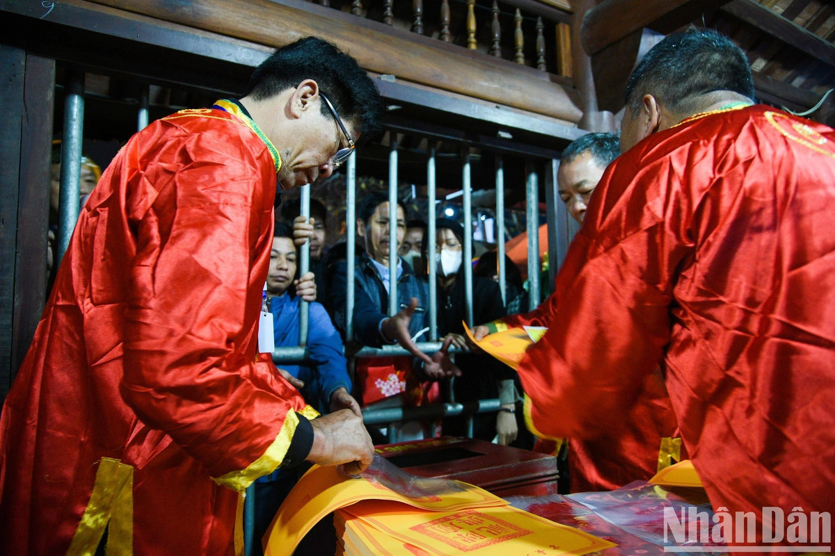 Hàng nghìn du khách đội mưa, trắng đêm dự lễ khai ấn đền Trần - Hình 19 Hang nghin du khach doi mua, trang dem du le khai an den Tran-Hinh-19