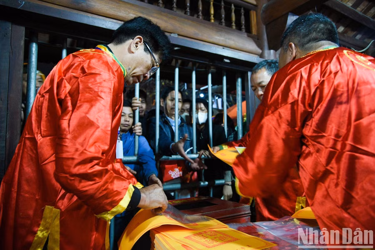 Hàng nghìn du khách đội mưa, trắng đêm dự lễ khai ấn đền Trần - Hình 19 Hang nghin du khach doi mua, trang dem du le khai an den Tran-Hinh-19