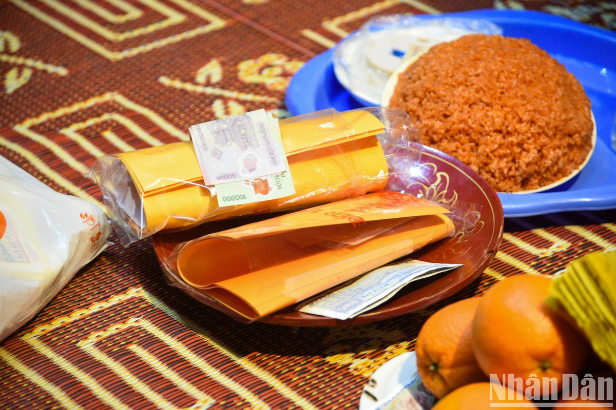 Hàng nghìn du khách đội mưa, trắng đêm dự lễ khai ấn đền Trần - Hình 22 Hang nghin du khach doi mua, trang dem du le khai an den Tran-Hinh-22