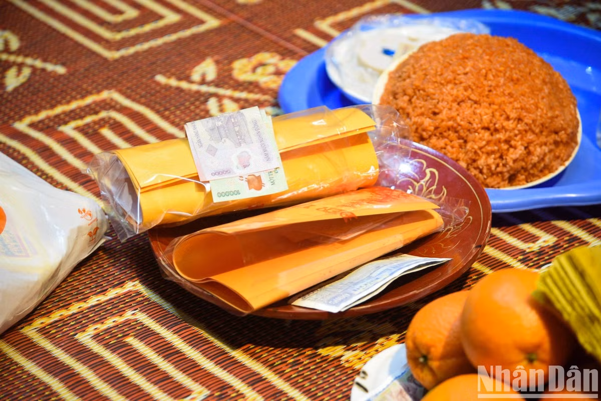 Hàng nghìn du khách đội mưa, trắng đêm dự lễ khai ấn đền Trần - Hình 22 Hang nghin du khach doi mua, trang dem du le khai an den Tran-Hinh-22