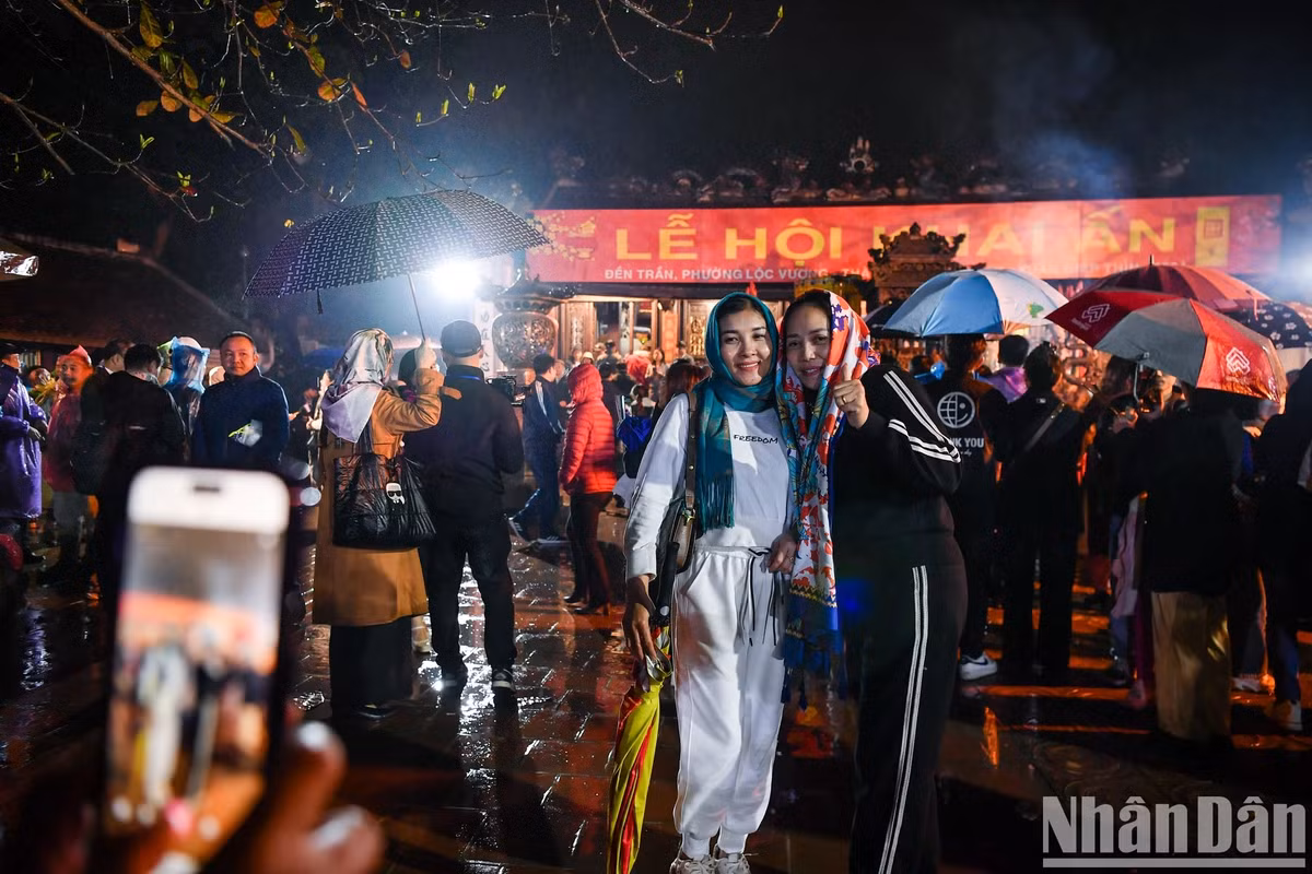 Hàng nghìn du khách đội mưa, trắng đêm dự lễ khai ấn đền Trần - Hình 12 Hang nghin du khach doi mua, trang dem du le khai an den Tran-Hinh-12