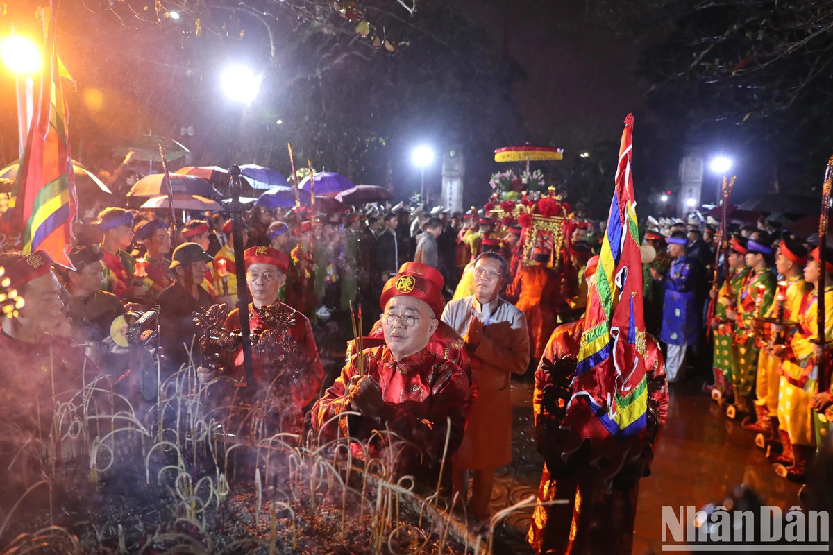 Hàng nghìn du khách đội mưa, trắng đêm dự lễ khai ấn đền Trần - Hình 7 Hang nghin du khach doi mua, trang dem du le khai an den Tran-Hinh-7