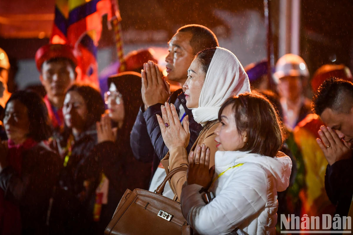 Hàng nghìn du khách đội mưa, trắng đêm dự lễ khai ấn đền Trần - Hình 14 Hang nghin du khach doi mua, trang dem du le khai an den Tran-Hinh-14