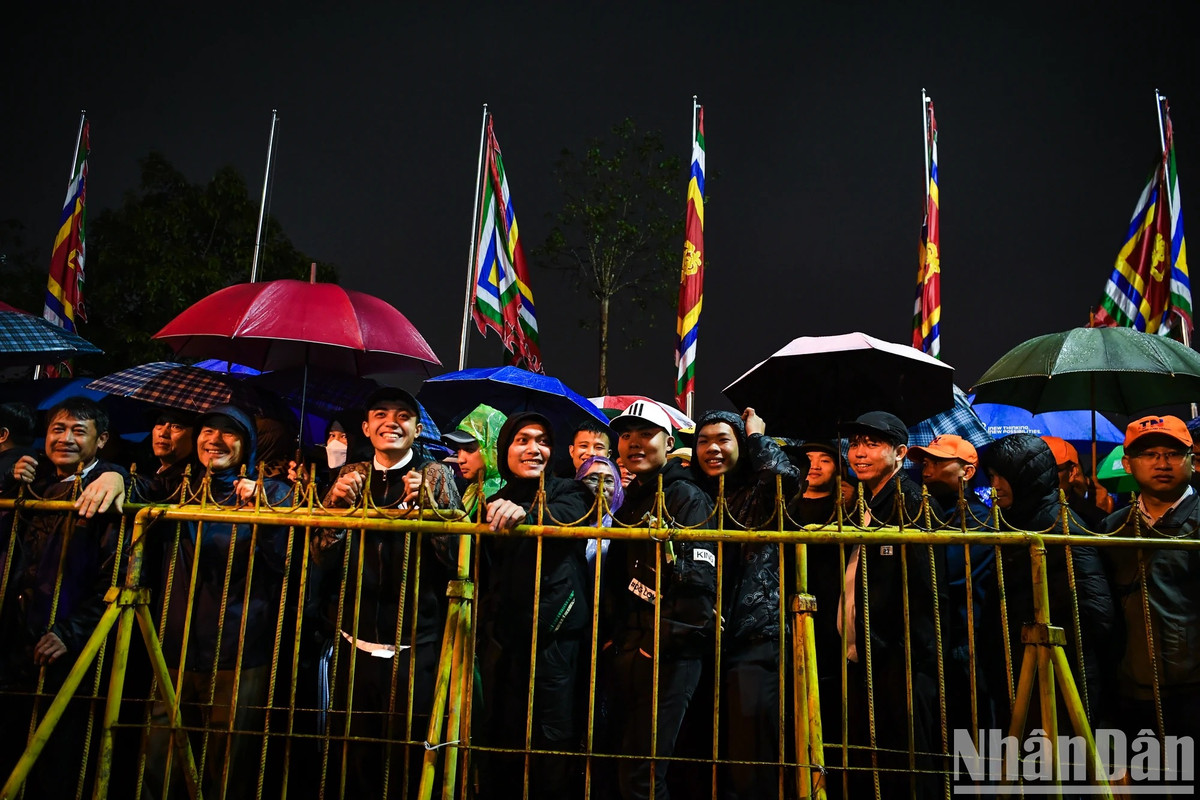 Hàng nghìn du khách đội mưa, trắng đêm dự lễ khai ấn đền Trần - Hình 9 Hang nghin du khach doi mua, trang dem du le khai an den Tran-Hinh-9