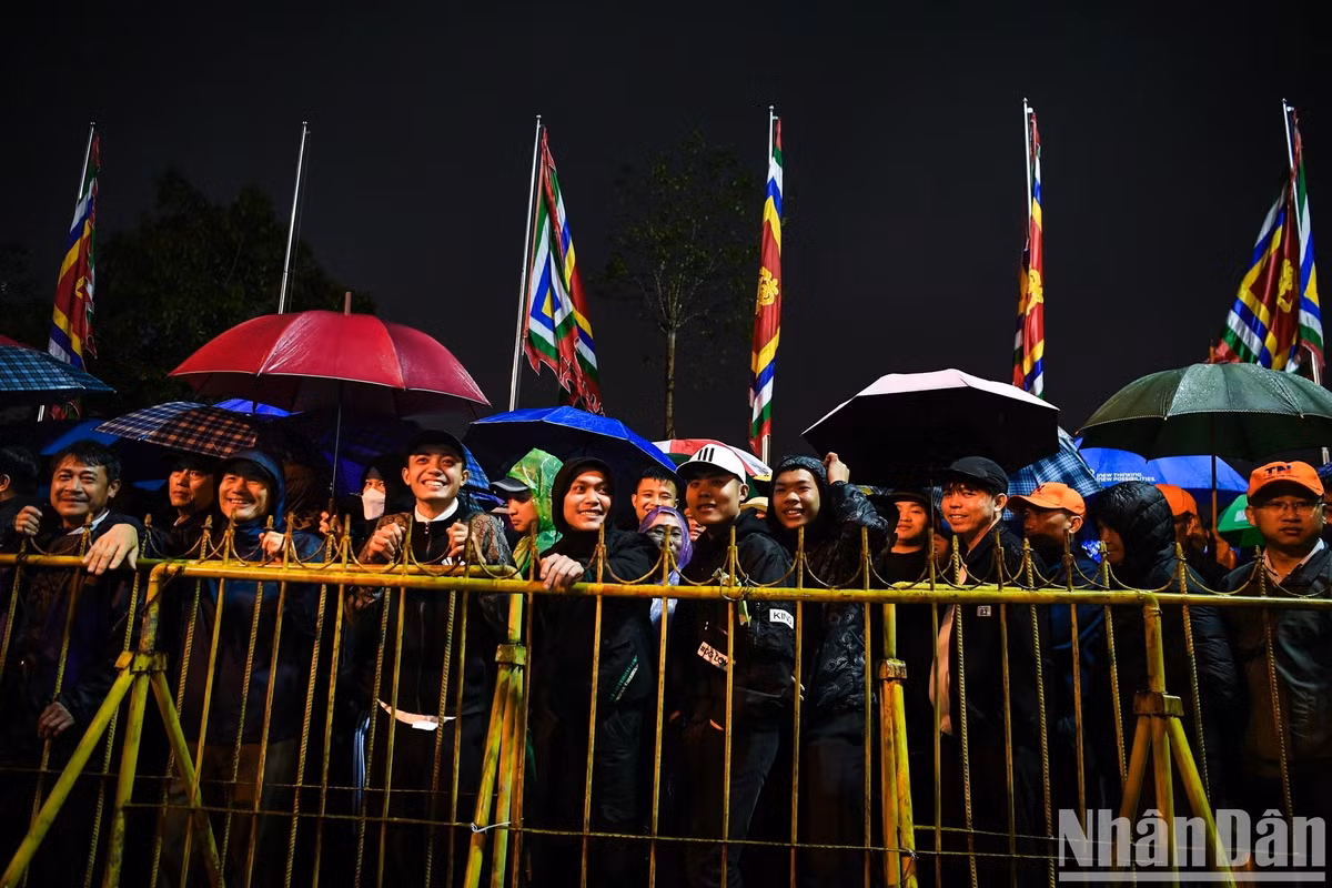 Hàng nghìn du khách đội mưa, trắng đêm dự lễ khai ấn đền Trần - Hình 9 Hang nghin du khach doi mua, trang dem du le khai an den Tran-Hinh-9