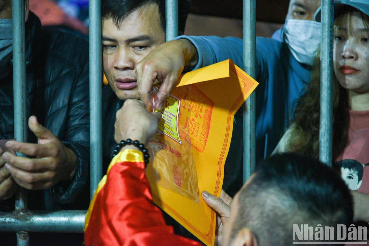 Hàng nghìn du khách đội mưa, trắng đêm dự lễ khai ấn đền Trần - Hình 20 Hang nghin du khach doi mua, trang dem du le khai an den Tran-Hinh-20