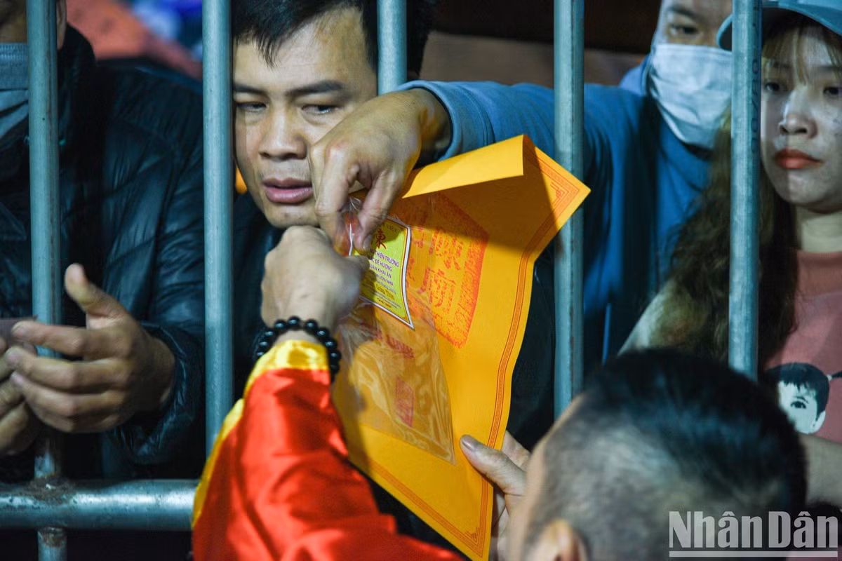 Hàng nghìn du khách đội mưa, trắng đêm dự lễ khai ấn đền Trần - Hình 20 Hang nghin du khach doi mua, trang dem du le khai an den Tran-Hinh-20