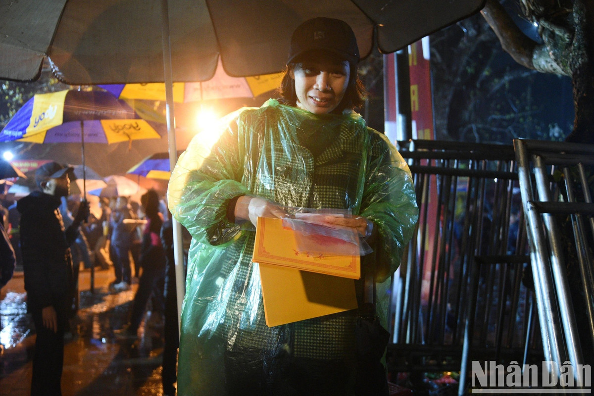 Hàng nghìn du khách đội mưa, trắng đêm dự lễ khai ấn đền Trần - Hình 21 Hang nghin du khach doi mua, trang dem du le khai an den Tran-Hinh-21