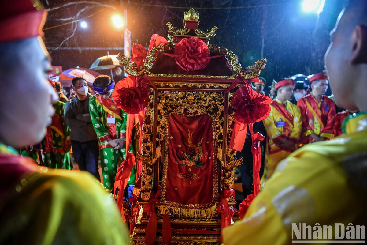 Hàng nghìn du khách đội mưa, trắng đêm dự lễ khai ấn đền Trần - Hình 8 Hang nghin du khach doi mua, trang dem du le khai an den Tran-Hinh-8