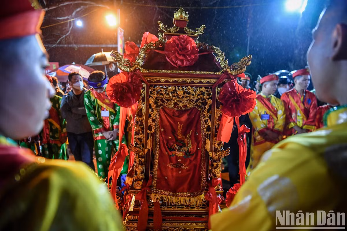 Hàng nghìn du khách đội mưa, trắng đêm dự lễ khai ấn đền Trần - Hình 8 Hang nghin du khach doi mua, trang dem du le khai an den Tran-Hinh-8