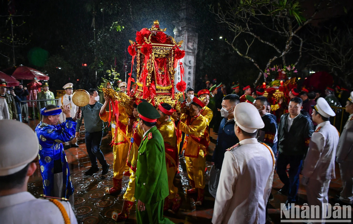 Hàng nghìn du khách đội mưa, trắng đêm dự lễ khai ấn đền Trần - Hình 3 Hang nghin du khach doi mua, trang dem du le khai an den Tran-Hinh-3