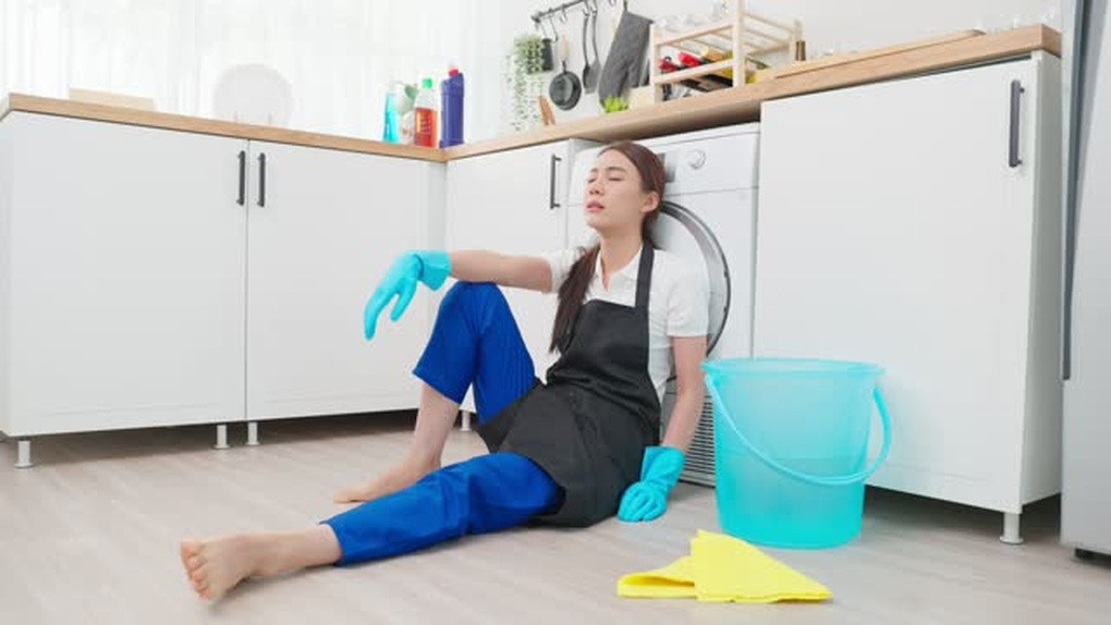 Vo toi doi dan theo giup viec ve que an Tet