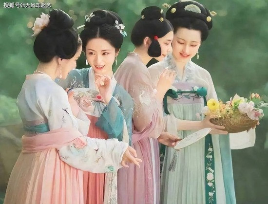 Hoang de bang ha, tan de phai lam gi voi dan hau cung giai le?-Hinh-2