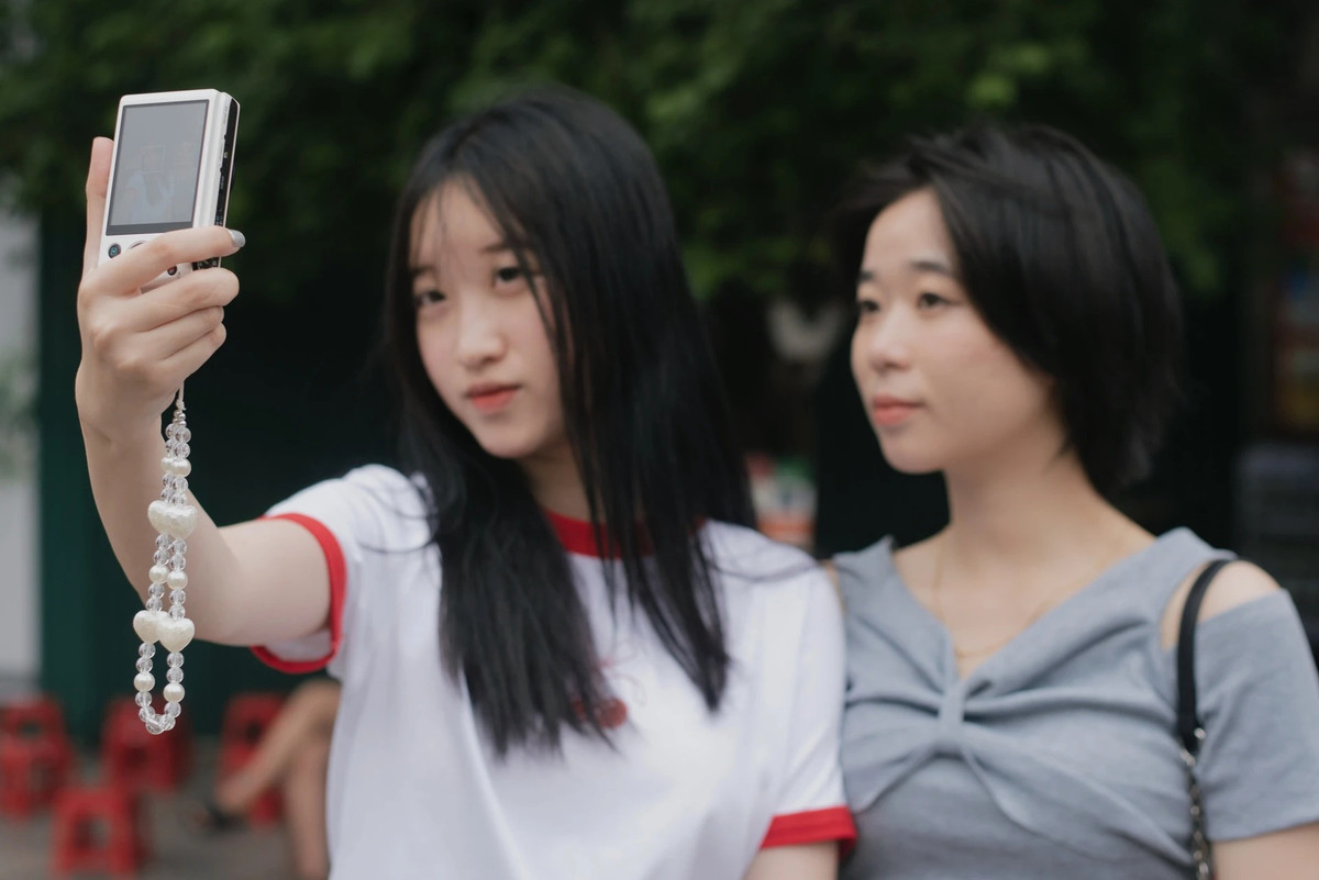 Phu kien thinh hanh nam nay: may anh compact, headhone va kep hoa su