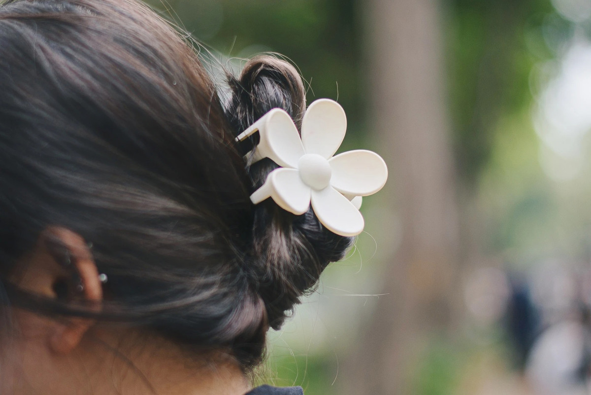 Phu kien thinh hanh nam nay: may anh compact, headhone va kep hoa su-Hinh-6