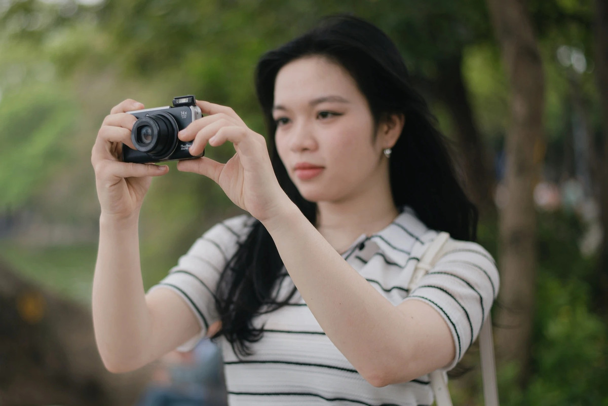 Phu kien thinh hanh nam nay: may anh compact, headhone va kep hoa su-Hinh-3