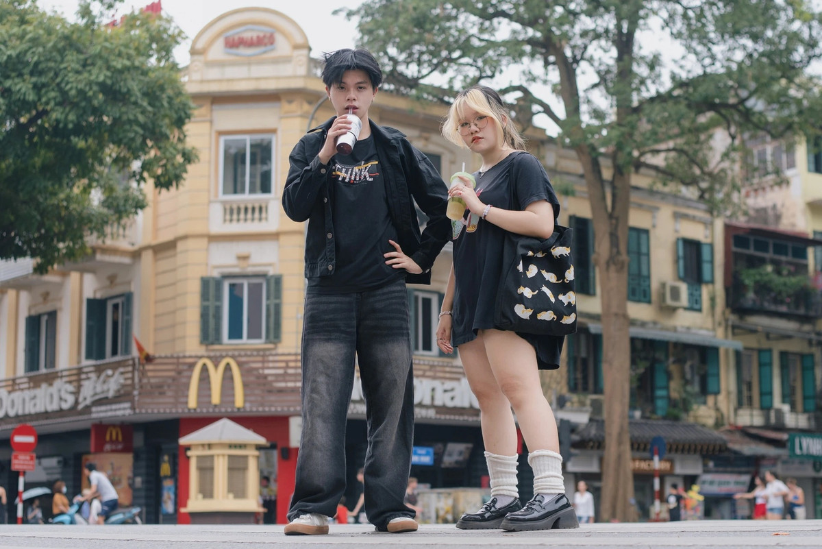 Phu kien thinh hanh nam nay: may anh compact, headhone va kep hoa su-Hinh-16