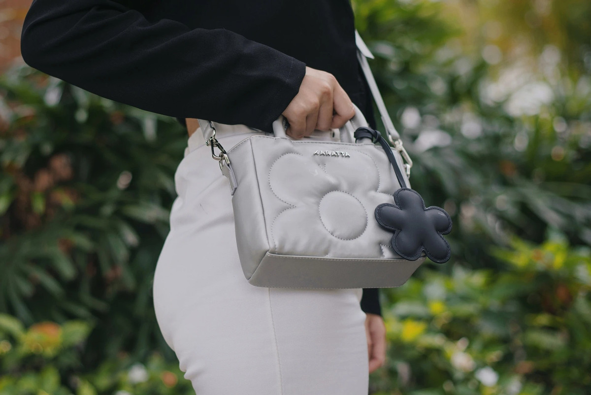 Phu kien thinh hanh nam nay: may anh compact, headhone va kep hoa su-Hinh-14