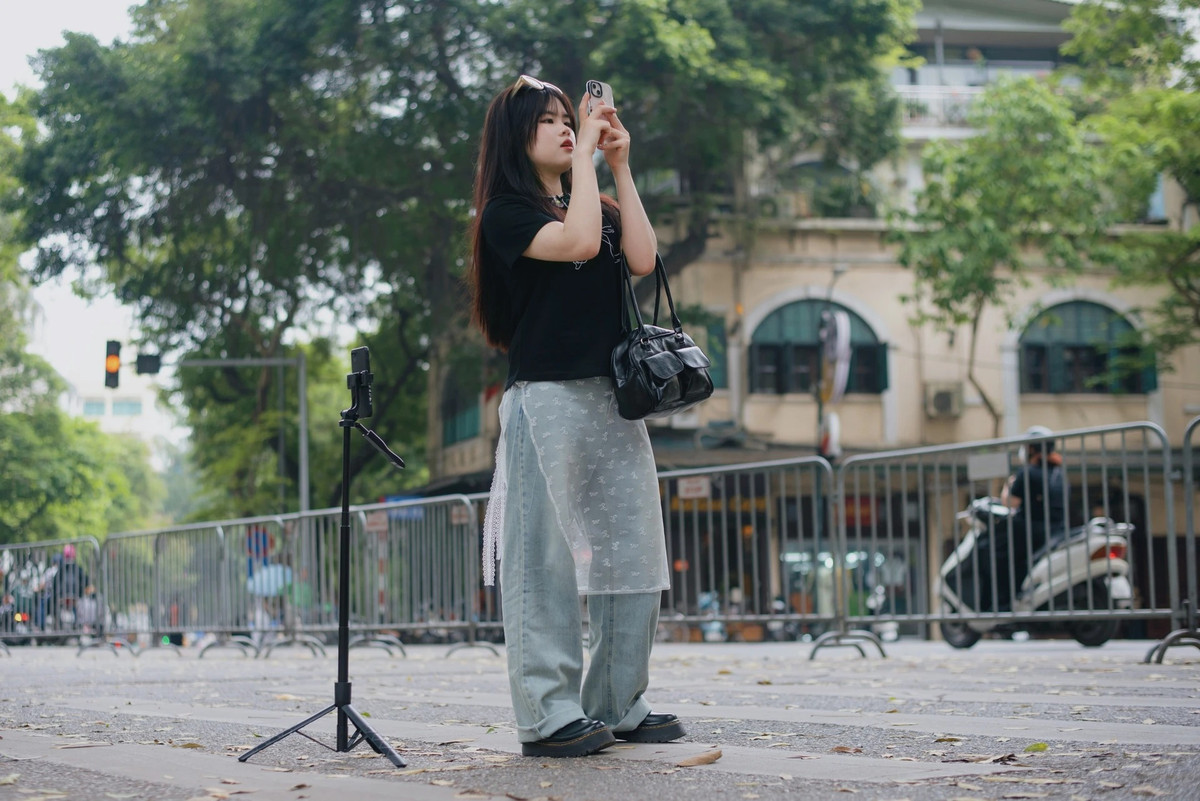 Phu kien thinh hanh nam nay: may anh compact, headhone va kep hoa su-Hinh-10