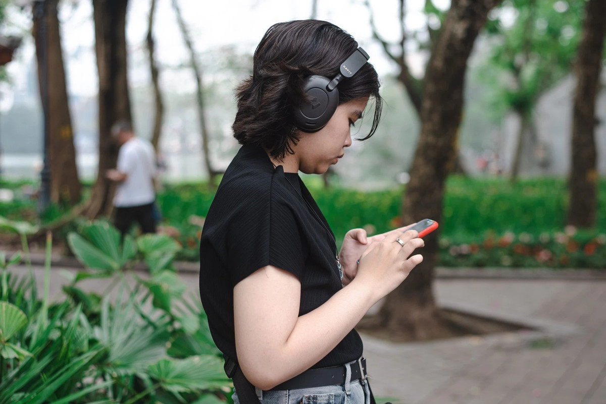 Phu kien thinh hanh nam nay: may anh compact, headhone va kep hoa su-Hinh-5