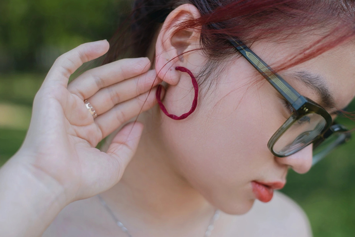 Phu kien thinh hanh nam nay: may anh compact, headhone va kep hoa su-Hinh-8