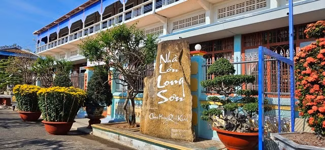 Nha Lon Long Son co gi khien van nguoi me?