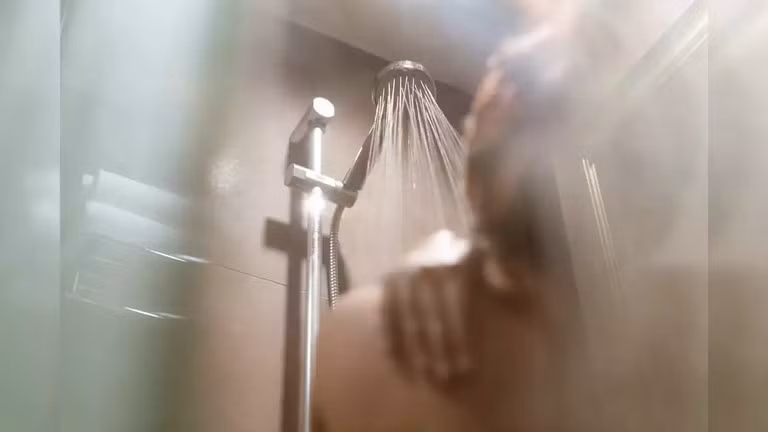 Vi sao khong nen tam nuoc nong sau chuyen bay?