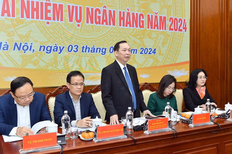 Gia vang SJC cao hon the gioi: Pho Thong doc NHNN noi gi?