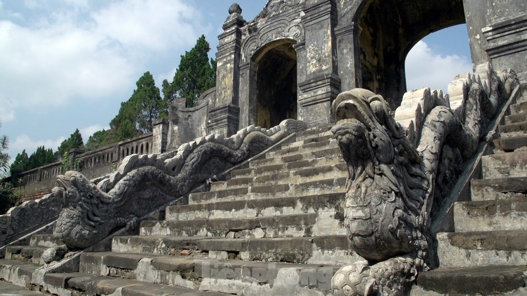 Tới năm 1770 (triều Nguyễn Phúc Khoát) thì Văn Miếu được dời đến xã Long Hồ và được biết tới là Văn Miếu của Đàng Trong.